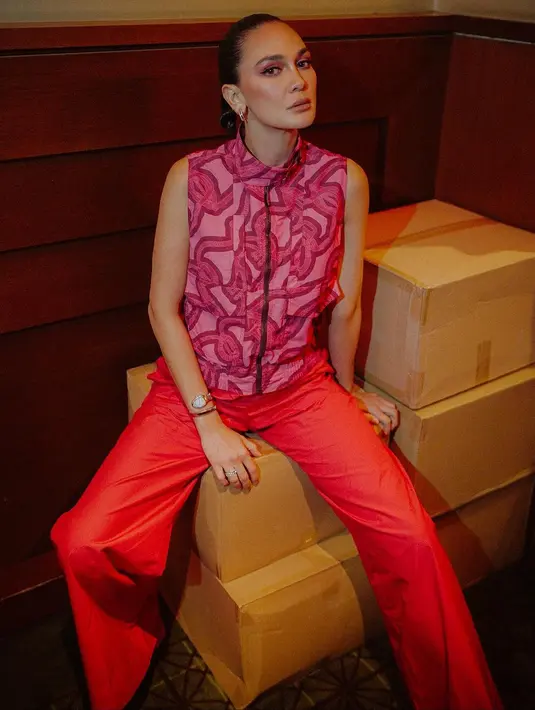 Luna Maya juga tak pernah gagal menghadirkan nuansa elegan dalam setiap tampilannya. Termasuk saat ia memadu-padankan outfitnya yang bernuansa pink ini. Atasan dengan siluet cheongsam tanpa lengan berwarna merah muda, dipadu dengan celana berwarna merah membuat penampilan Luna Maya di foto ini memancarkan aura yang bold. Foto: Instagram.