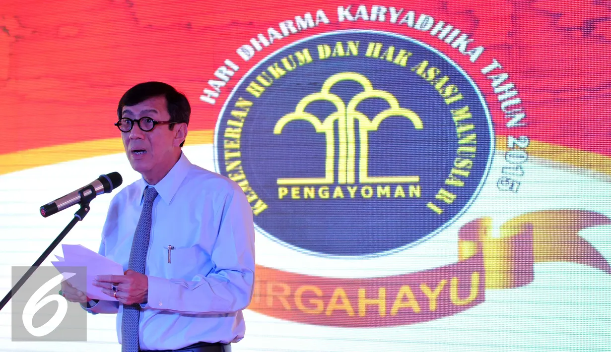 Kemenkumham Yasonna Laoly memberikan pidato saat peringatan hari kekayaan intelektual nasional tahun 2015, di Kemenkumham, Jakarta (30/10). Peringatan ini bertema 'Saatnya Tidak Membeli Barang Palsu dan Bajakan. (Liputan6.com/Andrian M Tunay)
