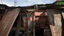 Seorang warga saat merapihkan bangunan liar di kawasan rusun tanah tinggi, Jakarta, Rabu (4/3/2015).  Sebanyak 10 bangunan liar di Rumah Susun (Rusun) Tanah Tinggi ditertibkan aparat satpol PP. (Liputan6.com/Faizal Fanani)