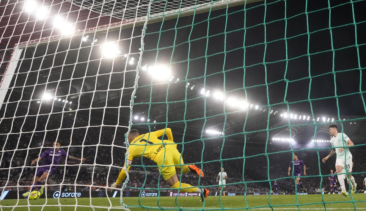 Kiper Inter Milan, Samir Handanovic, berusaha menangkap bola saat melawan Fiorentina pada laga final Coppa Italia di Stadion Olimpico, Kamis (25/5/2023). Inter Milan menang dengan skor 2-1. (AP Photo/Andrew Medichini)