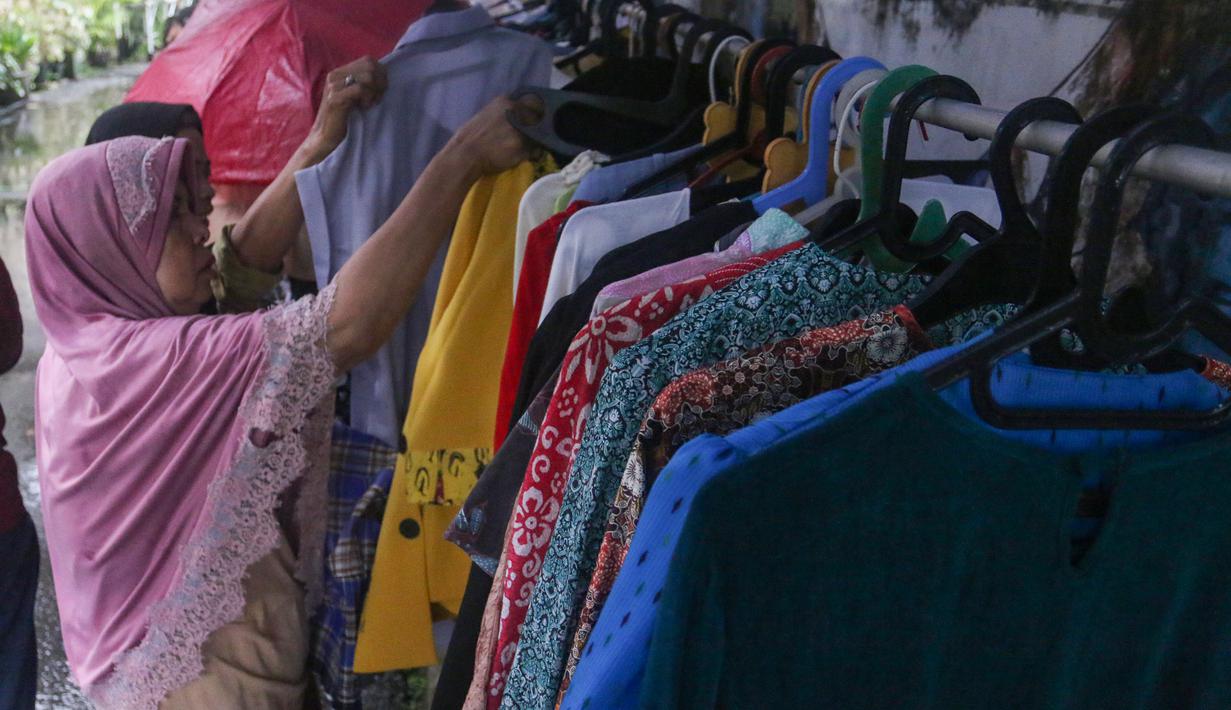 Inisiatif ini merupakan bentuk solidaritas sosial antar-warga, terutama untuk membantu masyarakat yang membutuhkan di wilayah tersebut. Tampak dalam foto, warga memilih pakaian layak pakai yang dibagikan secara cuma-cuma di permukiman RT 02/RW 04 kawasan Jati Padang, Jakarta, Jumat (6/3/2026). (merdeka.com/Arie Basuki)
