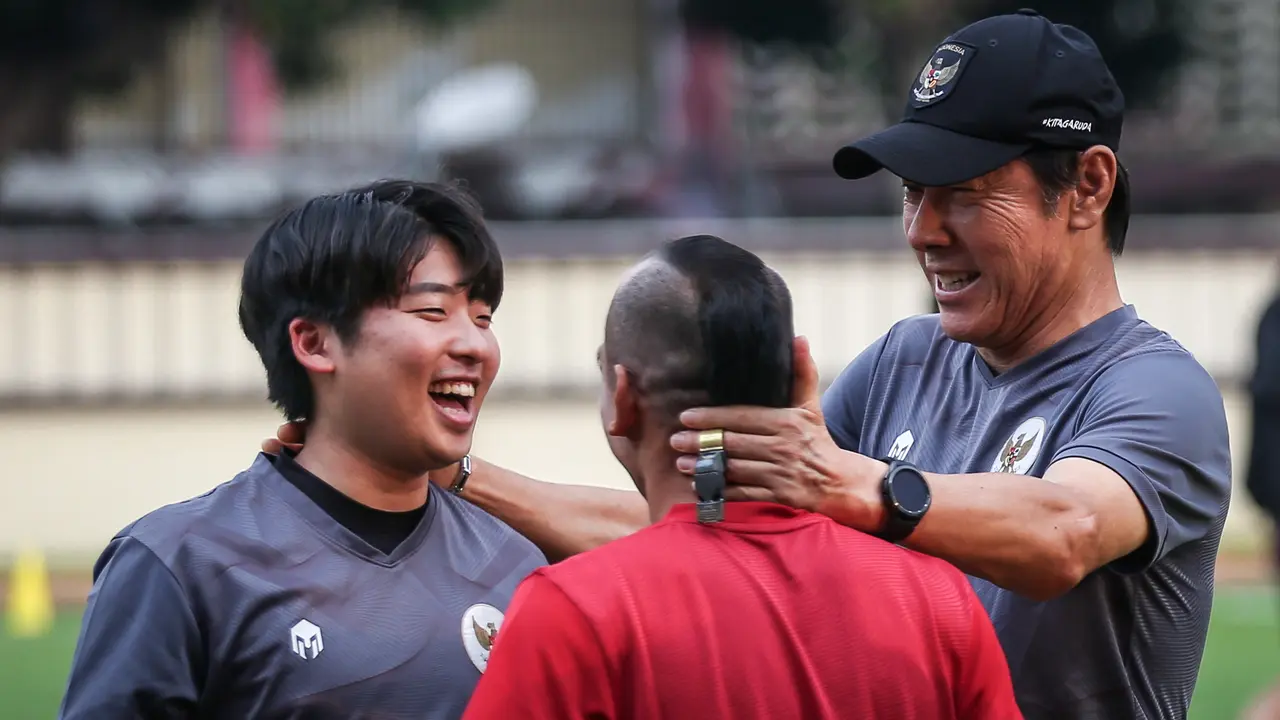 Foto: Momen Jenaka Shin Tae-yong saat Latihan Timnas Indonesia, Bandingkan Tinggi Badan Riko dan Jeje hingga Bingung Bedakan Duo Sayuri