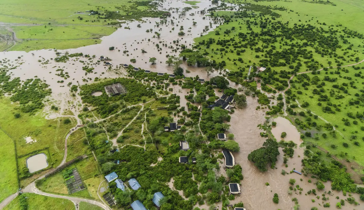 Pemandangan dari udara Cagar Alam Maasai Mara yang terendam banjir, menyebabkan puluhan wisatawan terdampar di Kabupaten Narok, Kenya, Rabu (1/5/2024). Kenya, bersama dengan wilayah lain di Afrika Timur, dilanda banjir. (AP Photo/Bobby Neptune)