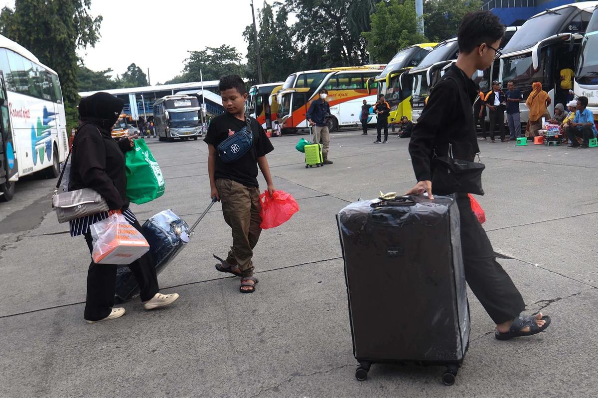 FOTO: Lonjakan Arus Balik Pemudik  di Terminal Kampung Rambutan