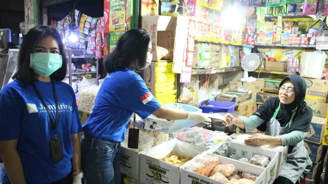 PT Jamkrindo (Persero) membagikan masker, sarung tangan dan hand sanitizer kepada masyarakat