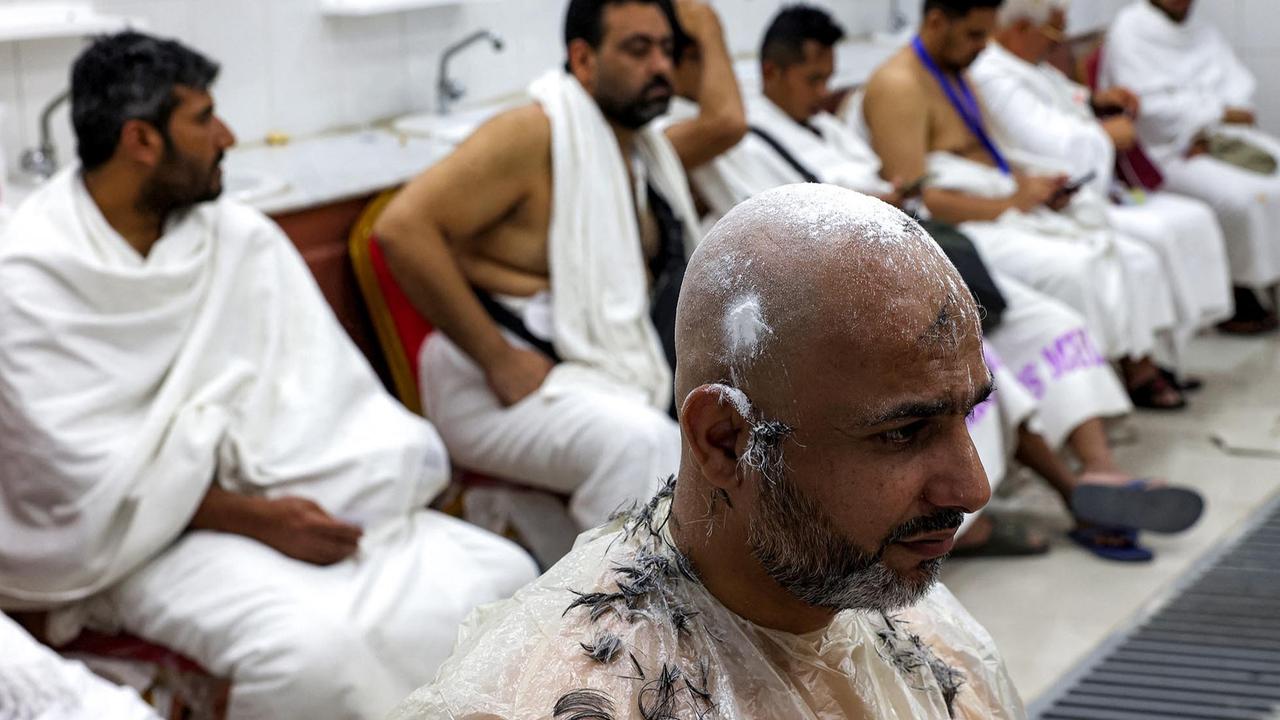 FOTO: Jemaah Haji Antri Potong Rambut di Barber Shop