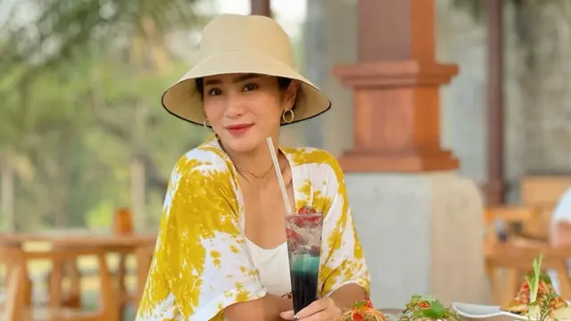 FOTO: Gaya Bunga Zainal Pakai Topi Saat Liburan, Curi Perhatian