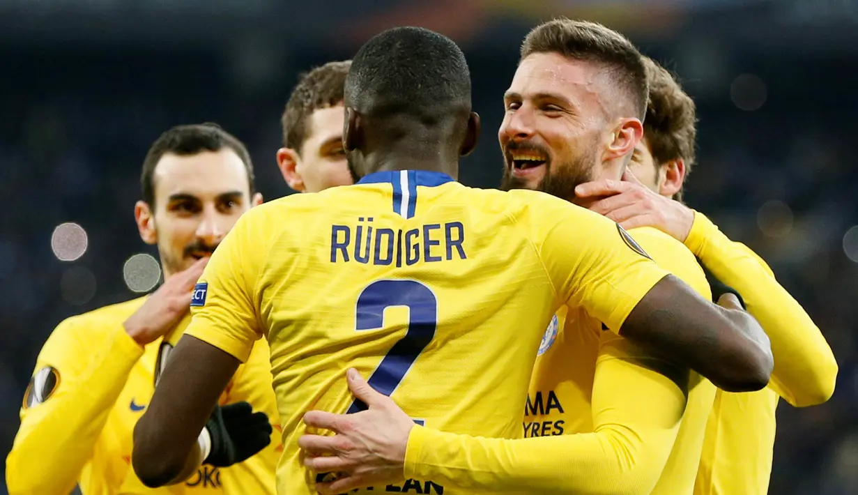 Pemain Chelsea Olivier Giroud (kanan) memeluk rekan-rekannya usai mencetak gol ke gawang Dynamo Kiev pada leg kedua babak 16 besar Liga Europa di Stadion NSK Olimpiyskiy, Kiev, Ukraina, Jumat (15/3). Chelsea menang 5-0. (REUTERS/Valentyn Ogirenko)