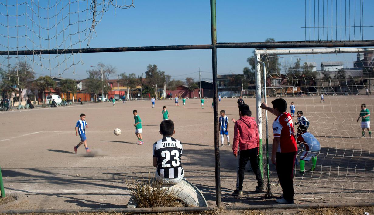 Seragam Arturo Vidal di Juventus dikenakan seorang bocah di Santiago,Cile. (REUTERS/Pablo Sanhueza)