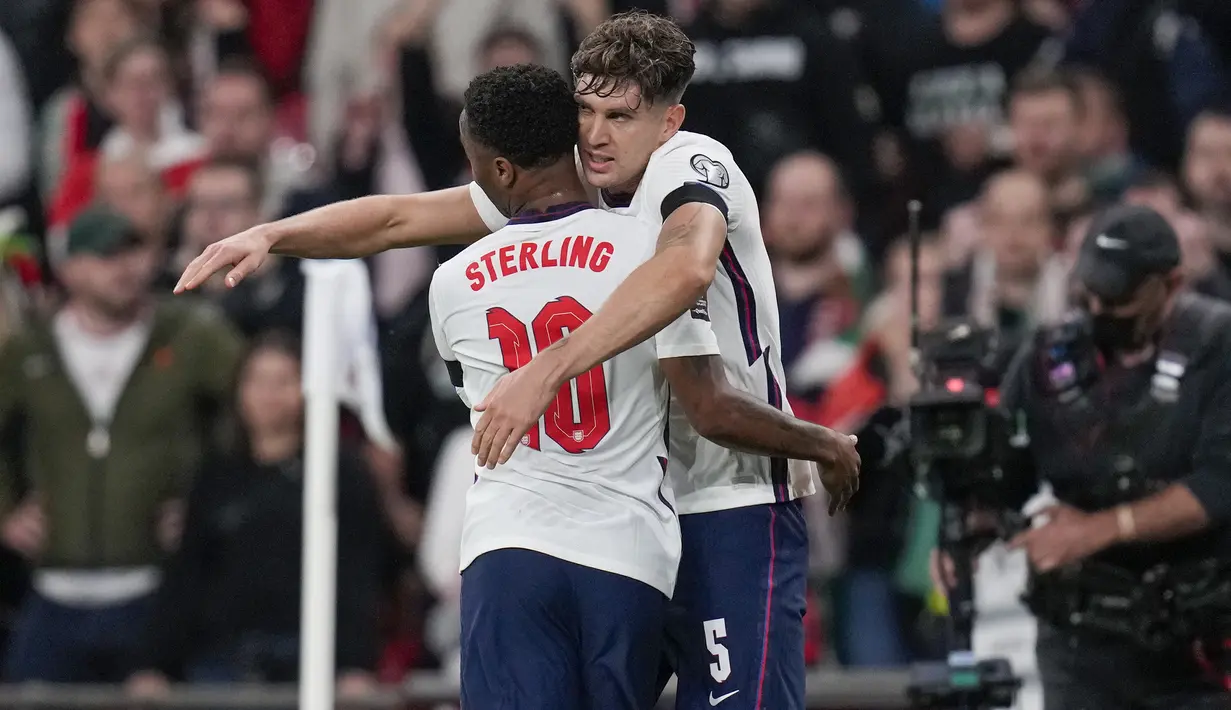 Tak butuh waktu lama untuk Inggris menyamakan skor 1-1. Pada menit ke-37 John Stones mencetak gol usai meneruskan skema tendangan bebas yang dilepaskan Phil Foden dan diteruskan sundulan kepala Declan Rice. John Stones mengakhirinya dengan sontekan kaki kiri. (AP/Kirsty Wigglesworth)