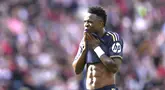 Penggawa Real Madrid, Vinicius Junior, tampak kecewa saat ditahan imbang Rayo Vallecano pada laga pekan ke-25 La Liga 2023/2024 di Estadio de Vallecas, Minggu (18/02/2023).  Kedua tim bermain imbang 1-1.  (Foto AP/Manu Fernandez)