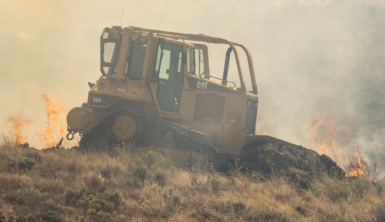 Kebakaran hutan semakin merebak memaksa penduduk mengosongkan kediaman masing-maisng di Klickitat County selatan Washington. (David Ryder/Getty Images/AFP)