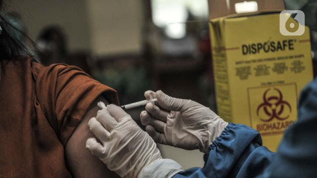 Antusiasme Tenaga Pendidik di Jakarta Terima Vaksinasi COVID-19