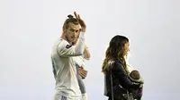 Adu sprint kala itu membuat bek Barcelona tersebut tertinggal jauh. Gol Gareth Bale saat itu akan selalu dikenang oleh pendukung Real Madrid dan Barcelona. (AFP/Oscar del Pozo)