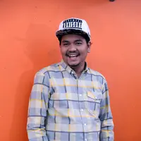 "Kita harus move on. Mu nggak mau hidup itu harus berjalan. Selesailah kesedihan itu. Bunda juga gitu, sudah recovery, sudah mau sembuh, mau pulang cepet, sudah mo bikin lagi, hahaha," ujar Indra Bekti, di Tendean, Kamis (2/2). (Nurwahyunan/Bintang.com)