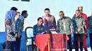 Presiden Joko Widodo (Jokowi) didampingi Ketua MPR Bambang Soesatyo, Menko Polhukam Mahfud MD, Mensesneg Pratikno, Menteri Komunikasi dan Informatika Johnny G. Plate, Ketua Dewan Pers Ninik Rahayu, dan Ketua Umum Persatuan Wartawan Indonesia (PWI) Pusat Atal S Depari melakukan pengetikan tulisan “HPN” pada mesin tik sebagai tanda Peringatan HPN 2023 saat puncak peringatan Hari Pers Nasional di Kabupaten Deli Serdang, Provinsi Sumatra Utara, Kamis (9/2/2023). (FOTO: Biro Pers Istana Kepresidenan/Agus Suparto)
