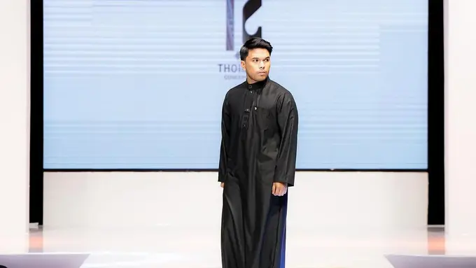 Potret Thariq Halilintar melenggang di catwalk mengenakan busana muslim (Sumber: Instagram/@thariqhalilintar)