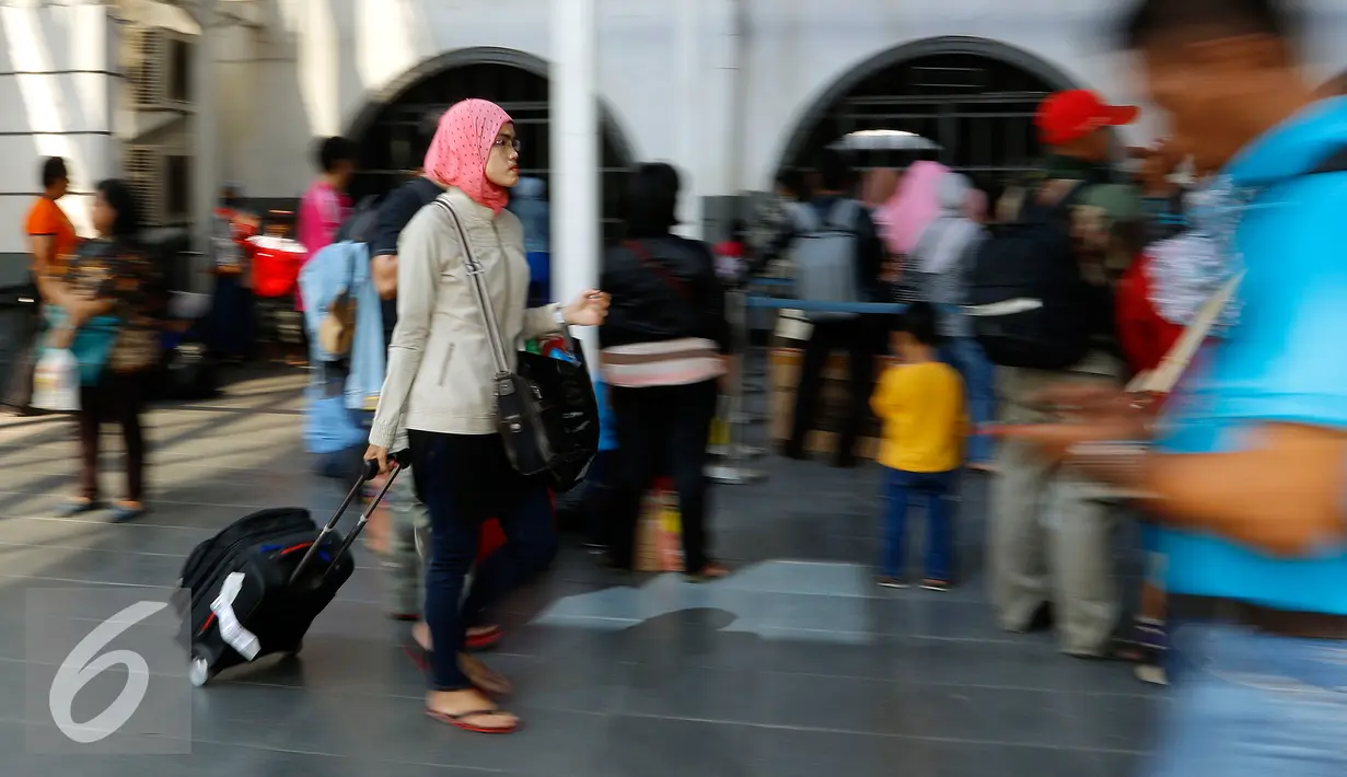 Seorang pemudik membawa barang bawaan menuju pintu masuk Stasiun Pasar Senen, Jakarta, Rabu (23/9/2015). PT KAI mencatat tiket keberangkatan ke sejumlah daerah di Jawa bagian timur telah terjual hampir 100 persen. (Liputan6.com/Yoppy Renato)