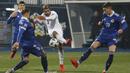 Bek Italia, Emerson Palmieri, berebut bola dengan bek Bosnia, Sinisa Sanicanin, pada laga UEFA Nations League 2020/2021 di Grbavica Stadium, Kamis (19/11/2020) dini hari WIB. Italia menang 2-0 atas Bosnia. (AP Photo/Kemal Softic)