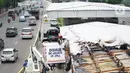 Pekerja menyelesaikan perbaikan halte-halte bus transjakarta koridor I yang rusak akibat dibakar massa saat unjuk rasa menolak UU Omnibus Law di Jakarta, Minggu (11/10/2020). Halte-halte tersebut rencananya beroperasi kembali pada Senin (12/10/2020). (Liputan6.com/Immanuel Antonius)