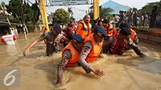 Petugas gabungan mengevakuasi warga menggunakan perahu karet di Perumahan Pondok Gede Permai, Bekasi, Jawa Barat, Kamis (21/4). (Liputan6.com/Immanuel Antonius)