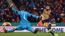 Kiper Stoke City, Jack Butland (kiri) jmenhadang tembakan pemain Arsenal,  Olivier Giroud pada lanjutan Liga Premier Inggris antara Stoke City vs Arsenal di Stadion Britannia, Stoke-on-Trent, Minggu (17/1/2016).  (AFP Photo/Oli Scarff)