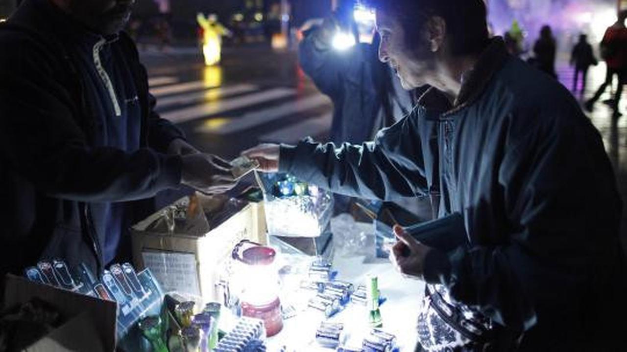 Listrik padam akibat 'Sandy', penjual senter marak di New York