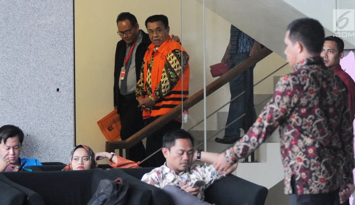 Mantan Sekretaris Dinas Pendidikan Kabupaten Klaten Sudirno (tengah) usai menjalani pemeriksaan penyidik di Gedung KPK, Jakarta, Jumat (28/6/2019). Sudirno diperiksa KPK sebagai tersangka terkait kasus dugaan jual beli jabatan di lingkungan Pemkab Klaten pada tahun 2016. (merdeka.com/Dwi Narwoko)