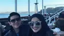 Desainer cantik Zaskia Sungkar bersama sang suami, Irwansyah tampak menikmati momen berdua mereka ketika berada di Sausalito, California, Amerika Serikat. (via instagram/@zaskiasungkar15)