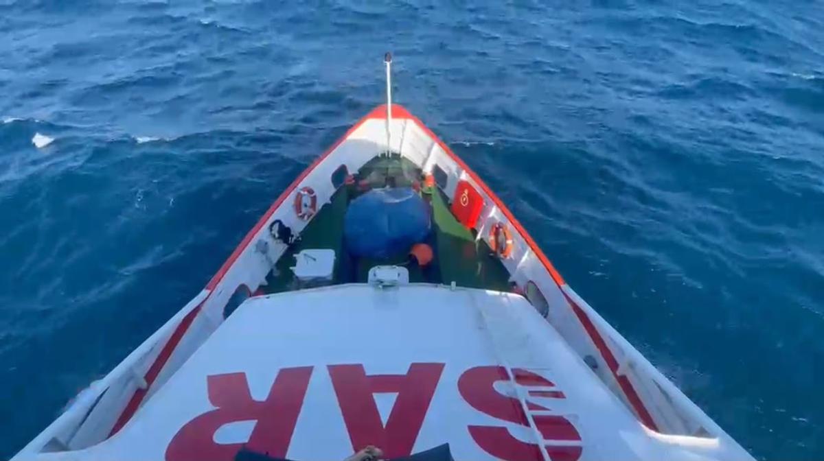 Evakusi 8 abk kapal tenggelam di laut bawean. (dokumentasi basarnas).