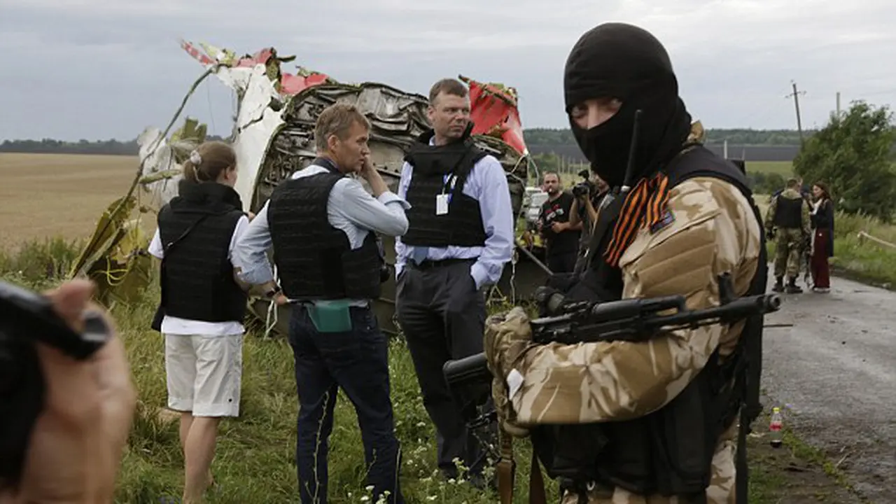 Lokasi MH17 Jatuh Dijaga, Separatis Jarah Barang Penumpang