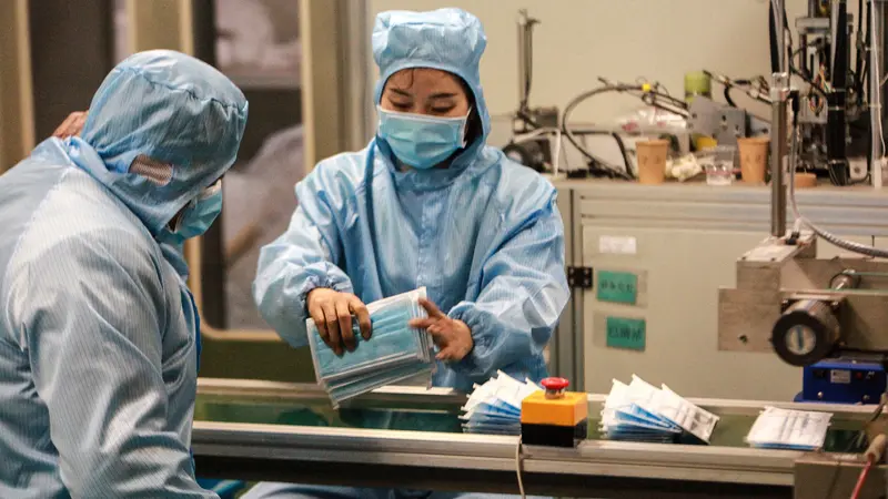 Virus Corona Mewabah, Pekerja China Sibuk Produksi Pakaian Pelindung dan Masker