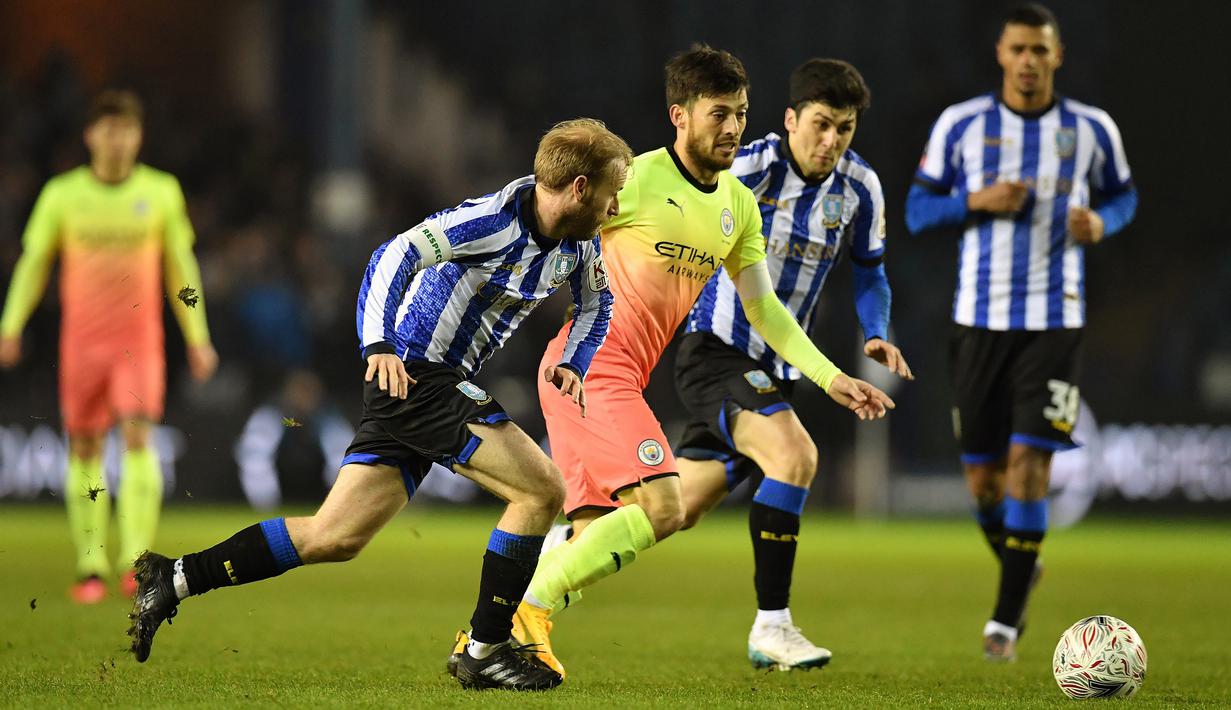 Gelandang Manchester City, David Silva, berusaha melewati pemain Sheffield Wednesday pada laga babak kelima Piala FA di Hillsborough Stadium, Rabu (4/3) malam waktu setempat. Manchester City menang 1-0 atas Sheffield. (AFP/Paul Ellis)