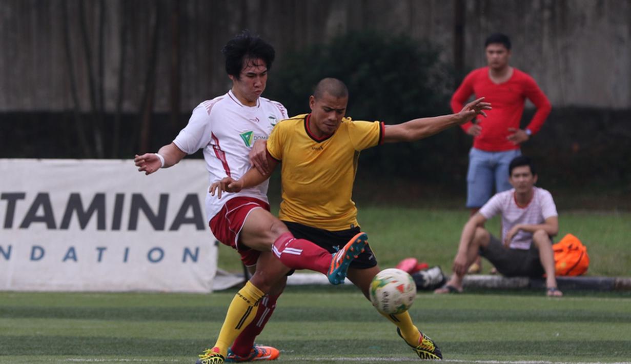 Tantan (kanan) dan Ryuji Utomo berebut bola dalam salah satu pertandingan Trofeo Charity Match. (Bola.com/Arief Bagus)