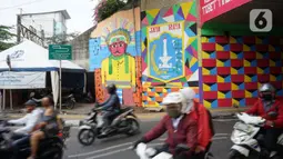 Kendaraan melintasi tembok kolong jembatan Stasiun Kereta Api Cawang yang dihiasi mural bernuansa kemerdekaan di Jakarta, Rabu (12/8/2020). Pembuatan mural di lokasi dilakukan dalam rangka menyambut Hari Ulang Tahun (HUT) ke-75 Kemerdekaan RI. (Liputan6.com/Immanuel Antonius)