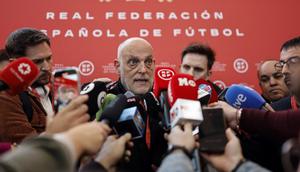 Presiden La Liga Spanyol, Javier Tebas, berbicara kepada media di Ciudad del Futbol di Las Rozas, di luar Madrid, pada 16 Desember 2024. (OSCAR DEL POZO/AFP)