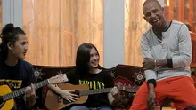 Okto Maniani santai bersama pemeran sinetron lainnya. (Bola.com/Peksi cahyo)