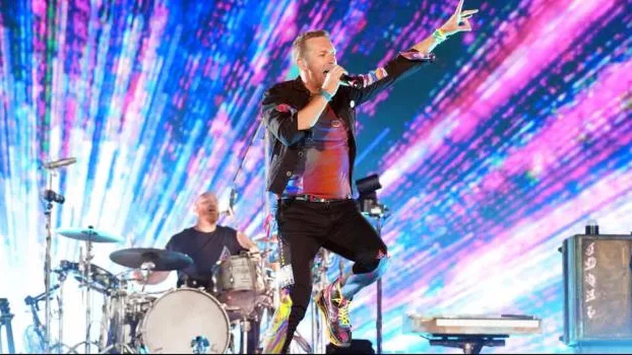 1. Jadi Konser Perdana Coldplay di Indonesia