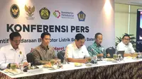 Pengumuman resmi mengenai subsidi atau insentif Kendaraan Bermotor Listrik Berbasis Baterai (motor listrik dan mobil listrik) dilakukan oleh Menko Luhut Binsar Pandjaitan dan Menperin Agus Gumiwang Sasmita. (Tira/Liputan6.com)