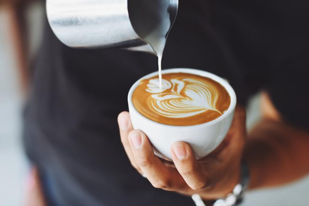 ilustrasi secangkir kopi dengan latte art © Pexels.com