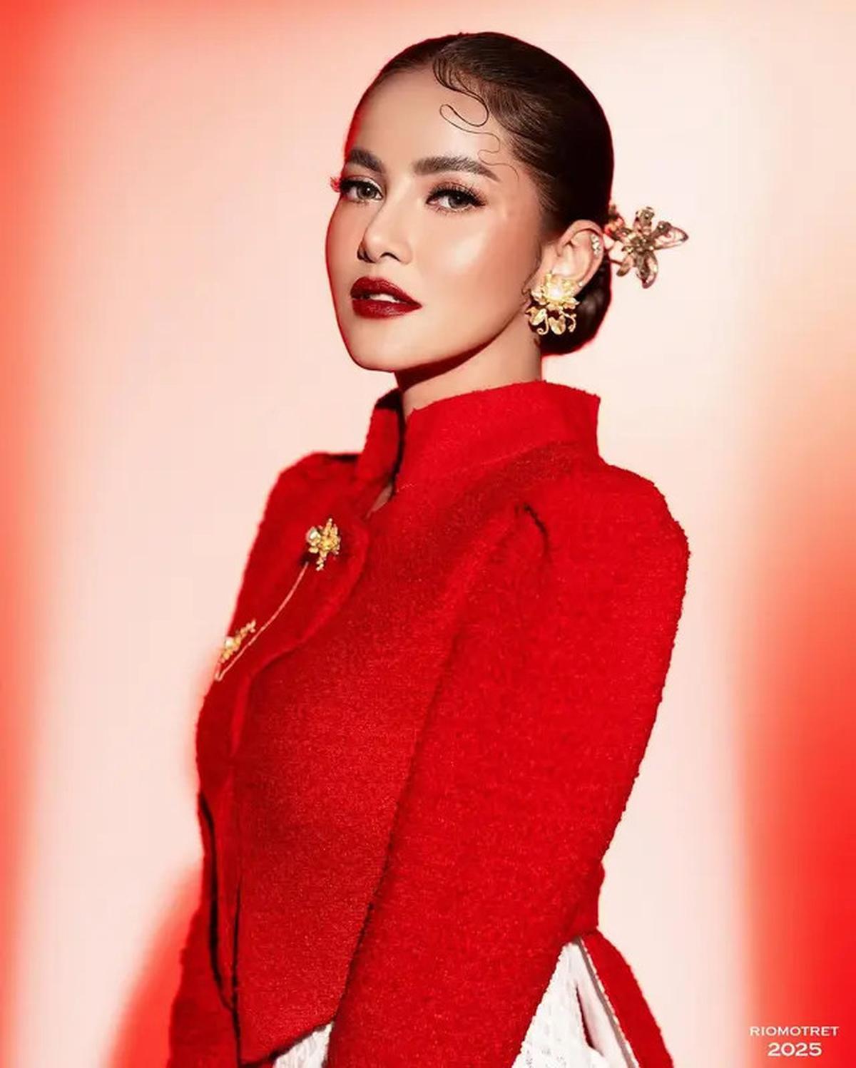 Gaya Olla Ramlan dengan Kebaya Ekor Panjang Nuansa Merah Putih Peringati HUT RI ke-80