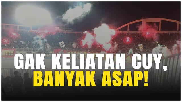 Laga yang digelar di Stadion Maguwoharjo, Sleman, Sabtu (17/5/2025), harus dihentikan sementara pada menit ke-76 setelah suporter menyalakan flare, kembang api, dan bom asap!
Setelah tertunda lebih dari 30 menit, pertandingan dilanjutkan dan akhirny...