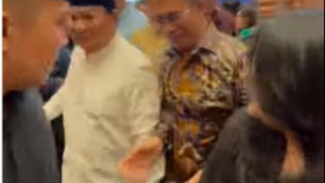 Politikus cantik kader Partai Demokrat, Hillary Brigitta Lasut mengunggah momen saat dirinya dikenalkan oleh Mayor Teddy ke Prabowo Subianto.