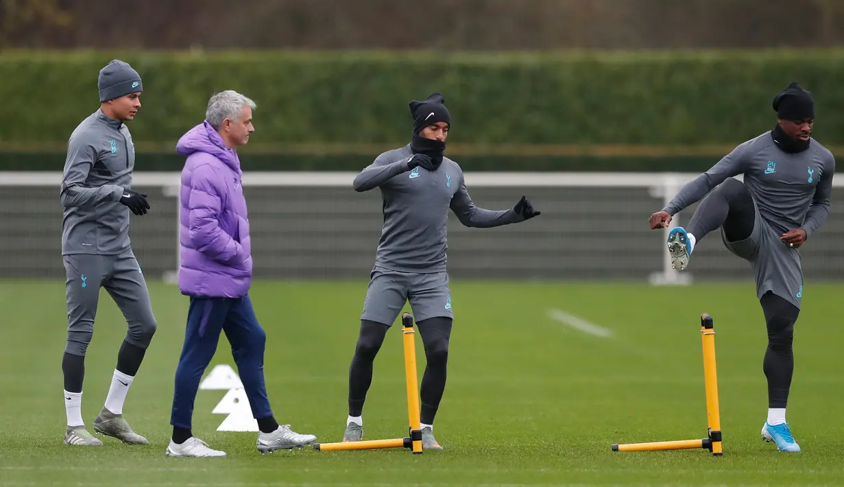 Manajer Tottenham Hotspur Jose Mourinho (kedua kiri) mengawasi anak asuhnya berlatih jelang menghadapi Olympiakos pada matchday kelima Grup B Liga Champions di London, Inggris, Senin (25/11/2019). (AP Photo/Alastair Grant)