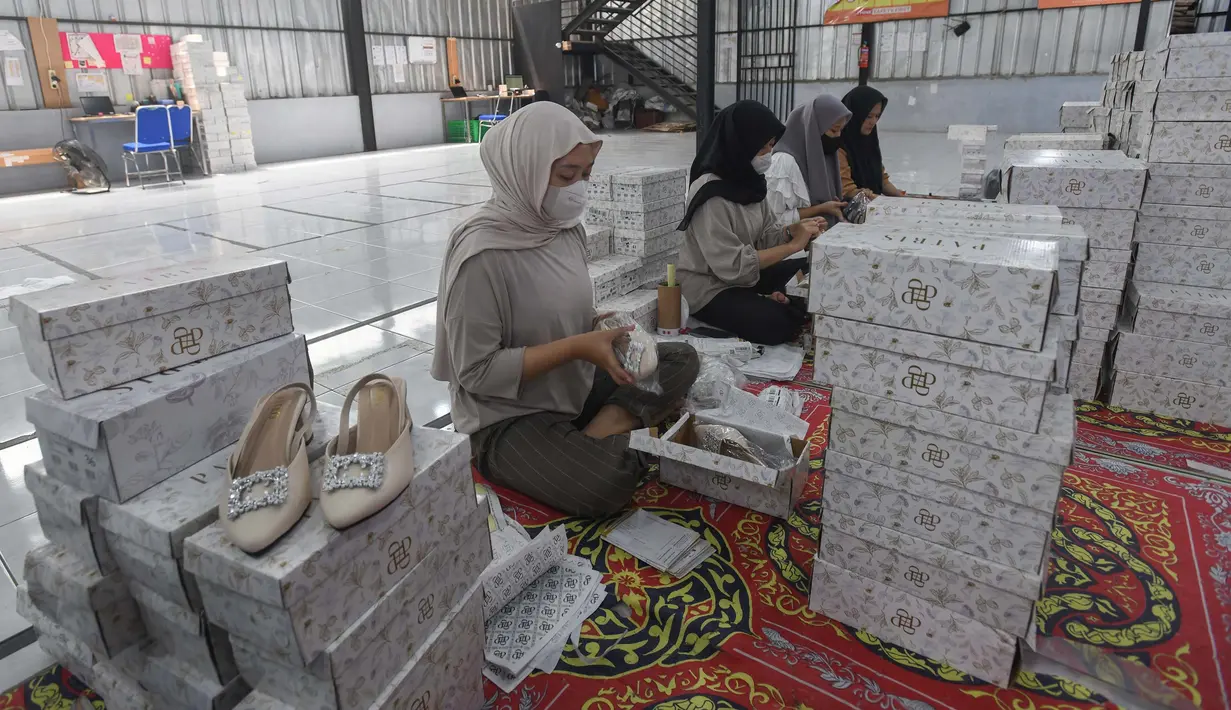 Pekerja melakukan packing produk tas dan sepatu sandal yang akan dikirim ke pelanggan melalui marketplace di bengkel kerja Patris di kawasan Katulampa, Bogor, Senin, 24 Agustus 2026. (KLY/ Arie Basuki)