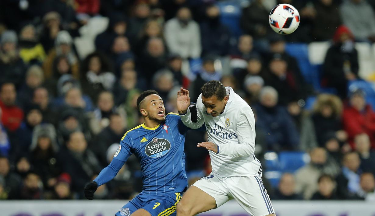 Aksi duel pemain Celta Vigo,  Theo Bongonda (kiri) dan pemain Real Madrid, Danilo saat berebut bola pada perempatfinal Copa del Rey leg pertama di Santiago Bernabeu stadium, Madrid, (18/1/2017). Madrid kalah 1-2.  (AP/Paul White)