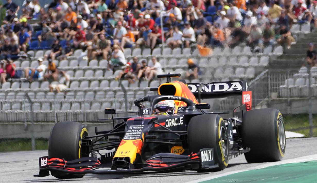 Verstappen semakin memperlebar dari Hamilton. Tercatat mencapai tujuh detik pada putaran ke-52. Verstappen bahkan dapat memperlebar keunggulannya di putaran ke-61 menjadi 10 detik. (Foto: AP/Pool/Darko Vojinovic)