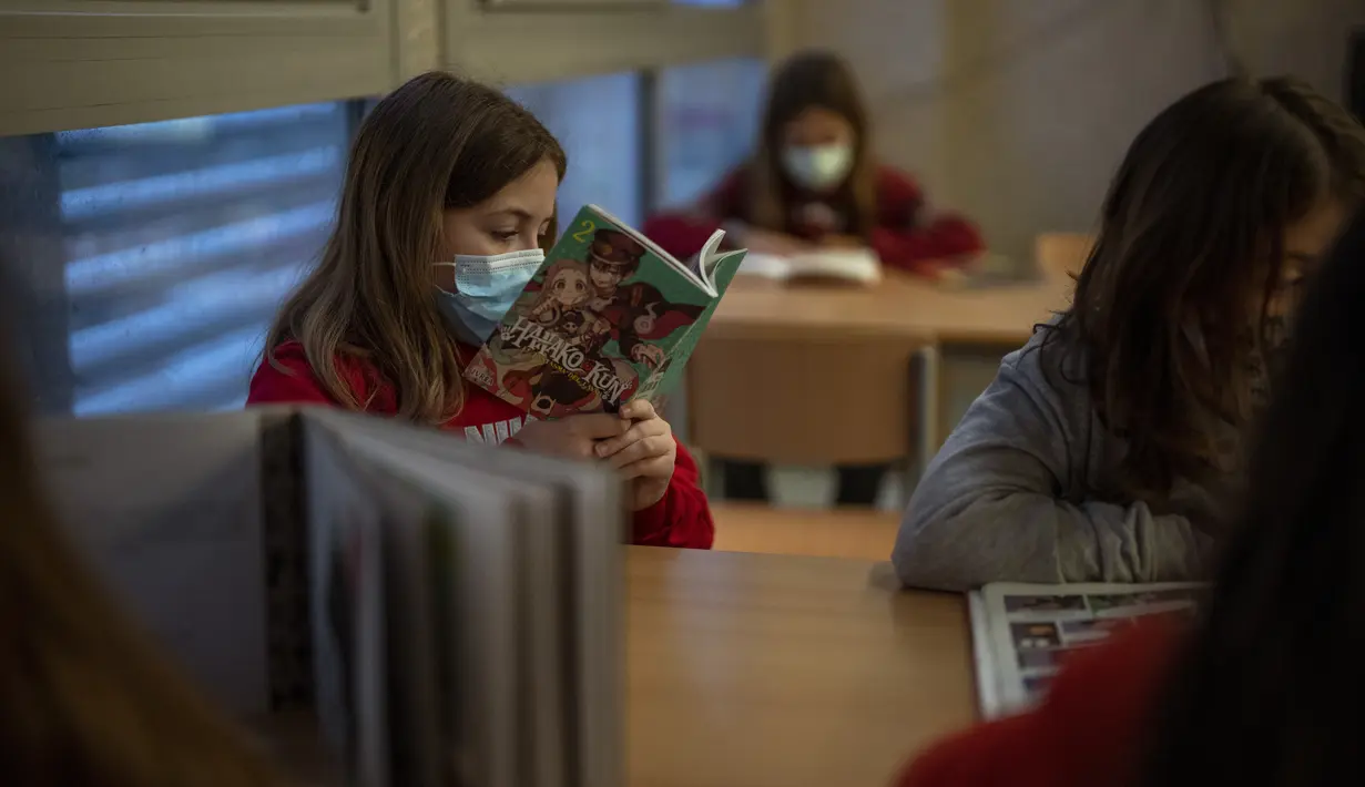 Siswa sekolah dasar melanjutkan kelas setelah liburan Natal di Barcelona, Spanyol, Senin (10/1/2022). Sekitar 8 juta siswa sekolah dasar dan menengah melanjutkan kelas setelah libur panjang Natal dan Tahun Baru meskipun ada prevelance yang mengkhawatirkan dari varian omicron. (AP/Emilio Morenatti)