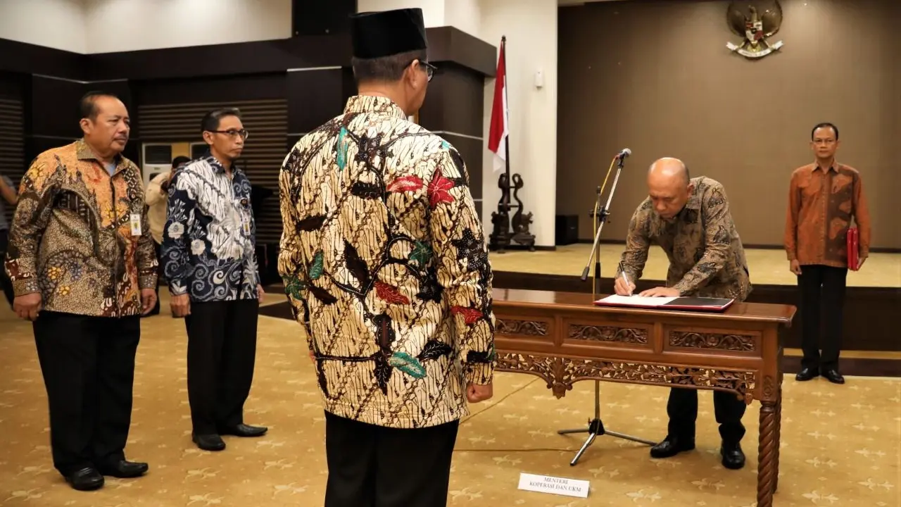 Menteri Koperasi dan UKM Teten Masduki, melantik Deputi Bidang Sumber Daya Manusia (SDM) Arif Rahman Hakim. (Dok Kemenkop)