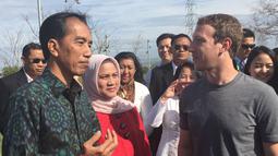 Presiden Jokowi berbincang dengan pendiri sekaligus CEO Facebook, Mark Zuckerberg saat berkunjung ke kantor Facebook di Silicon Valley, Rabu (17/2). Dalam kunjungan itu, Jokowi disambut langsung oleh Mark Zuckerberg di sebuah taman. (Setpres/Biro Pers)